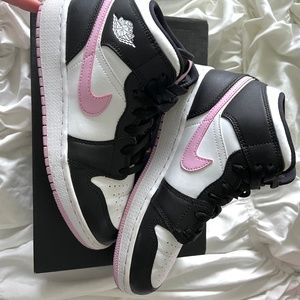 Air Jordan 1 Mid ‘White Light Arctic Pink‘